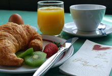 Frühstück mit Croissants und frischem Orangensaft