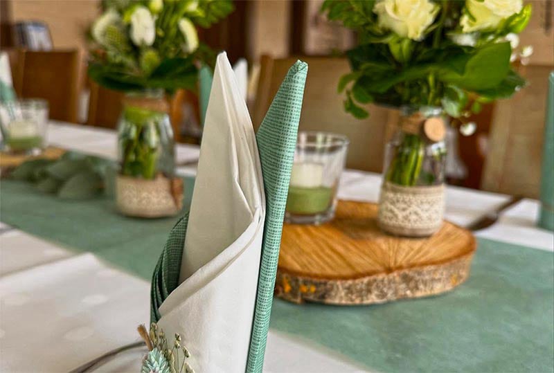 Liebevoll gedeckter Tisch im Restaurant