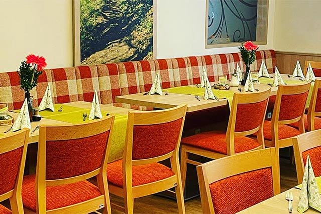 Heller, freundlicher Frühstücksraum