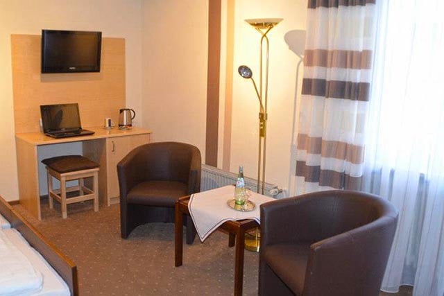 Teilansicht Hotelzimmer mit Schreibtisch und Wasserkocher