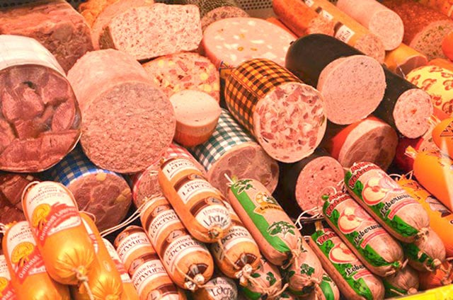 Riesen-Auswahl frischer Wurstwaren in unserer Metzgerei